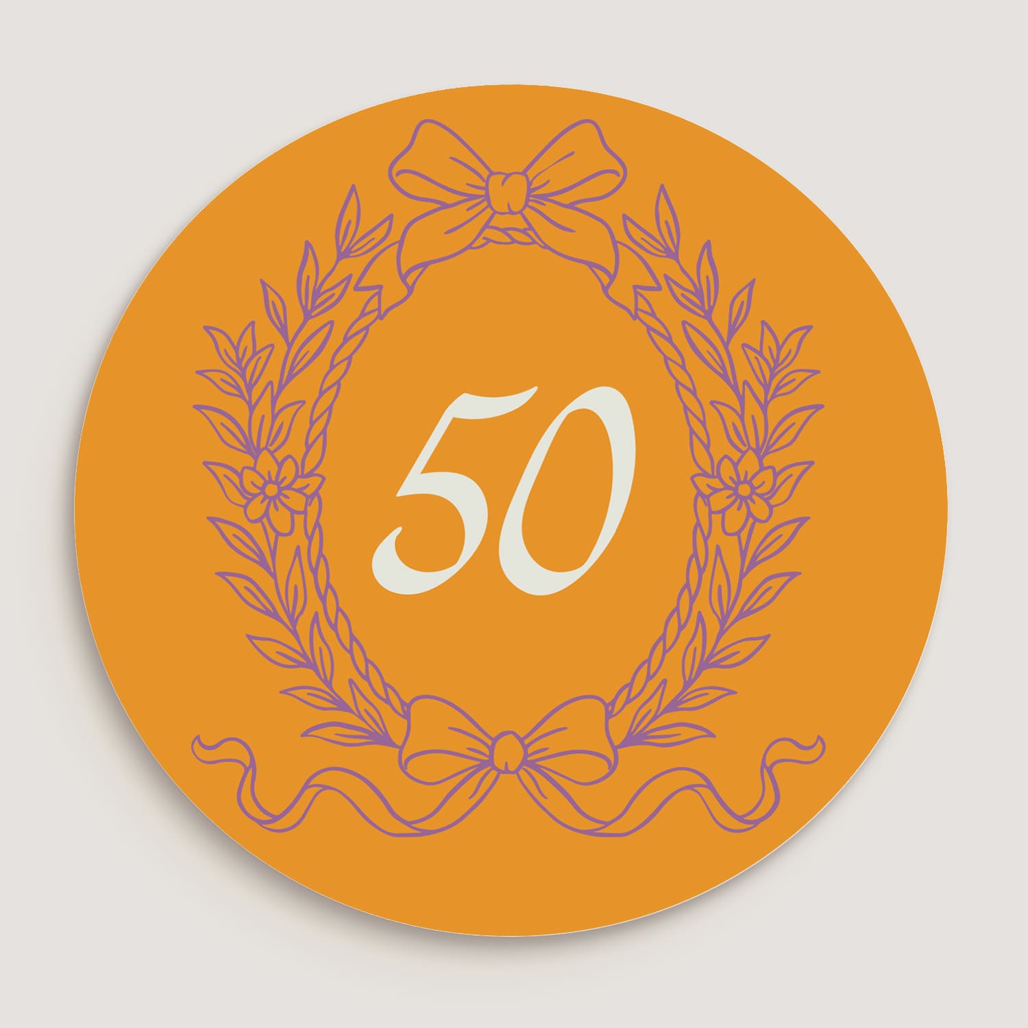 Дизайн на юбилеен стикер „50“ – оранжев фон и лилави детайли.