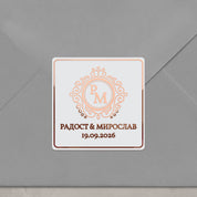 Квадратен сватбен стикер с монограм, розово злато фолио върху бял фон, стилен акцент за пликове и покани.