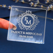 Прозрачен квадратен стикер за сватба с бял печат и монограм, подходящ за елегантно опаковане на пликове или подаръци.