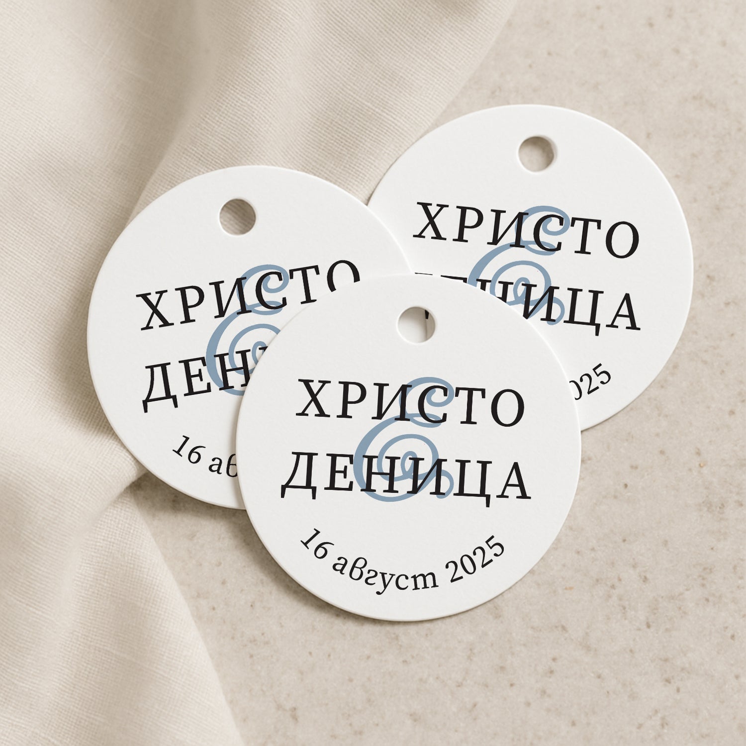 Комплект от кръгли сватбени етикети с модерна визия, идеални за пролетна или лятна сватба.
